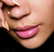 Monroe piercings are dainty, stylish and the afferent jewelry is so diverse that anyone can find a perfect match. Monroe Piercing 3 Startseite Facebook
