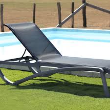 Con estas chaise longues, estar en el jardín será igual de cómodo que estar en el salón, con las ventajas de disfrutar del aire libre, las agradables temperaturas y ese calor que de tanto en cuanto te trae una ligera brisa. Chaise Longue De Jardin Alize Noire La Boutique Desjoyaux