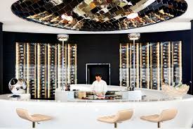 Sushi Bar Im Hyatt Regency Hotel Dusseldorf Mit Schneckenformiger Hochglanzender Corian Theke Hotel Dusseldorf Bar Lounge Sushi Bar