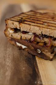 schnelles Abendessen: Panini mit karamellisierten Zwiebeln und  ZiegenkäseQuick Dinner: Panini with Caramelized Onions and Goats Cheese –  Coconut & Vanilla