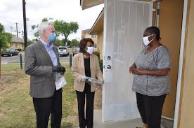 Maxine waters speaks to protestors at brooklyn center police department on the sixth day of protesting following the fatal police shooting of daunte. Rep Maxine Waters Hacla Deliver Masks Covid 19 Testing Info To Avalon Gardens Public Housing Residents Congresswoman Maxine Waters