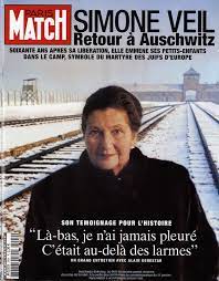 Le cercueil de simone veil dans la cour d'honneur des invalides lors de la cérémonie d'hommage le 5 juillet 2017. Simone Veil A Auschwitz Son Temoignage Pour L Histoire