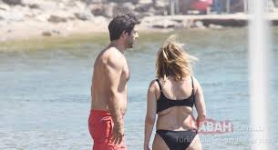 Canan ergüder, uzun yıllardan beri tiyatro oyunculuğu yanı sıra 2007 yılından itibaren film ve dizilerde oynamış ve önemli rolleri canlandırmıştır. La Cateva Zile DistanÈ›Äƒ Intr AdevÄƒr Confortabil Intalni Canan Erguder Bikini Generalpromo Ro