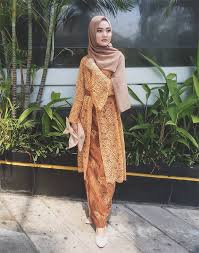 Bawahannya pun serasa apik dengan songket nya yang mewah. 40 Model Kebaya Muslim Yang Stylish Dan Trendi Untuk Kondangan Updated 2021 Bukareview