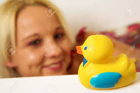Un choix unique de doudoune femme duvet de canard disponible dans notre magasin. Femme Nue Dans Un Bain De La Recherche A Un Jouet Canard Shallow Dof Banque D Images Et Photos Libres De Droits Image 418126