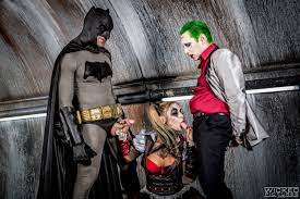 Batman and The Joker get blown by Harley Quinn Porn Pic - EPORNER