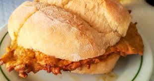 É uma bifana portuguesa, com certeza! Uma Bifana Portuguesa Tem Que Ter O Seu Segredo Paragem Obrigatoria