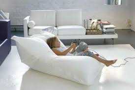 Le Pouf Geant Un Coussin De Sol Amusant Et Confortable Archzine Fr Pouf Geant Lit Pouf Canape Original