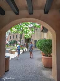 There are several shopping districts located throughout sedona. Von Phoenix Nach Sedona Red Rocks Und Mexican Style Shopping