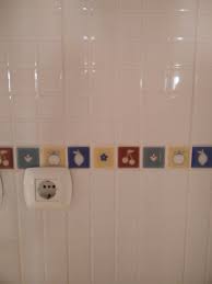 Y es que antiguamente era común encontrar en las cocinas azulejos muy llamativos, con todo tipo de estampados. Reemplazar O Pintar Cenefa De Azulejo En Cocina Leroy Merlin