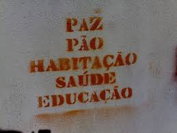 Quiz sobre a revolução dos cravos, que ocorreu em 25 de abril de 1974 e acabou com a ditadura em portugal. Muito Atual 25 De Abril Revolucao De 25 De Abril Trabalho Artistico