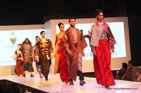 Busana batik indonesia semakin menunjukkan trend positif di dunia fashion internasional. Khadi And Batik Indo Indonesian Fashion And Culture Exchange Pendown Art Travel And Culture Blog