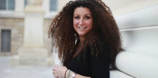 Η κατερίνα βρανά διακωμωδεί την περιπέτεια της υγείας της. H Katerina Brana Ta3ideyei Sthn Ellada Me To Staying Alive Kai Milaei Gia Ola Psyxagwgia Nea Krhth