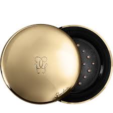 Sa texture « poudre de soie » apporte au visage un toucher très doux et velouté. Les Voilettes Poudre Libre Transparente Mate Guerlain