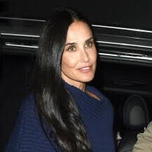 Demi Moore savršena je u haljini koja izgleda kao da je napravljena od  obojenog stakla