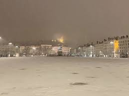 Neige Lyon Se Pare De Son Premier Manteau Blanc De L Annee