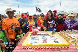 Ku dengar janjimu bayu kinabalu ku dengar sumpahmu rejang yang membiru bersatu denganku tegap titiwangsa malaysia sehati sejiwa. Negaraku Sehati Sejiwa Diterjemah Warga Umt Melalui Hari Keluarga Merdeka Umt