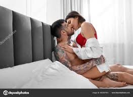 Casal Apaixonado Fazendo Sexo Cama Casa — Foto © NewAfrica 663187910