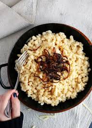 Kasespatzle Mit Rostzwiebeln Taste Of Travel Recipe Spatzle Cheese Spaetzle Caramelized Onions