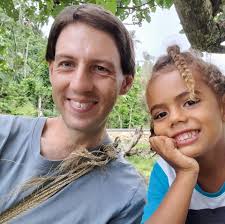 Folm post blo JOHN SMITH TU, long page ia about Robson Tigona blo awardem  hem I km long Meteo long port Vila olsem responsible man, I Luk olsem  majority blo ol comments