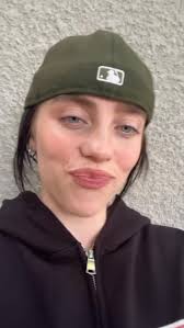 billie andrà in live su Douglas (link nelle storie) lunedí 12 maggio alle  ore 20:00 per rispondere ad alcune domande dei fan ✨, @billieeilish  #billieeilish