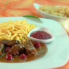 Rehragout An Rotwein Kirschen Sauce Rezept Essen Und Trinken