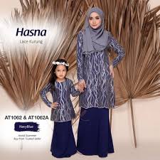 Tetapi jika tidak ingin warna polos, maka kamu bisa memilih hijab berwarna putih namun bermotif biru dongker. Baju Raya Sedondon Tema Warna Navy Blue Biru Laut Set Family Ayah Ibu Anak Baju Kurung Baju Melayu Kurta Ay2021 Shopee Malaysia