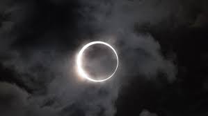 The annular solar eclipse, also known as a 'ring of fire' eclipse, happens when the moon moves between the earth video, 00:00:39'ring of fire' eclipse lights up the sky. Une Rare Eclipse Solaire Aura Lieu Jeudi Le 10 Juin Au Quebec Narcity
