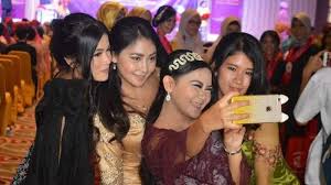 40 model kebaya modern untuk perpisahan sekolah 2019 contoh baju kebaya modern untuk perpisahan sekolah terbaru memang memiliki ciri khas tersendiri seperti model busana kebaya di atas sebagai contoh model kebaya lengan panjang dengan satu warna mendominasi serta setelan. Momen Perpisahan Di Gedung Mewah Siswa Smk Rela Sewa Gaun Seharga Fantastis Agar Tampil Sempurna Tribun Sumsel