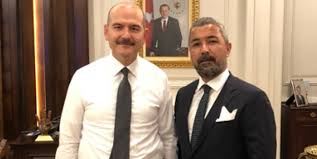 İşte i̇lahiyat fakültesi'nde başlayan, radyoculukla devam eden ve televizyonculuğa kadar gelen hayat serüveniyle veyis ateş'in biyografisi. Veyis Ates Suleyman Soylu Ya Yaptirim Dedim