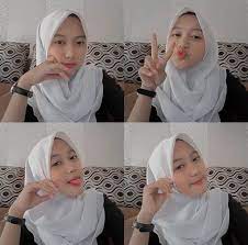 Dia bergaya memakai kaus kaki yang dipadukan dengan rok atau dress mini. Gaya Selfie Hijab Imut Dapur Bengkulu