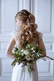 Solche frisuren sind fast immer eine sehr gute idee für die hochzeit. Brautfrisur Halboffen Fur Lange Haare 30 Ideen Hochzeitskiste