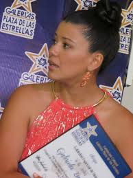 somos el espectador: ABRIL RIVERA MILLONARIA DE EXITO