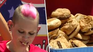 Joey chestnut defied the odds on sunday by breaking his own world record at the nathan's hot dog eating contest, and very few gamblers had faith in him leading up to the event. Joey Chestnut Futtert Sich Zum Weltrekord Dieser Mann Isst 72 Hot Dogs In Zehn Minuten News Ausland Bild De