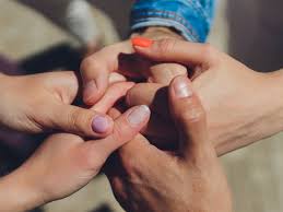 Polyamores Paar im Interview: „Wenn ich Liebeskummer habe, sitze ich auf  seinem Schoß und weine“