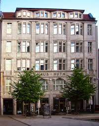 Unweit vom potsdamer platz befindet sich das haus huth, auf welchem der künstler gabriel vallecillo márquez die besucher auf eine dreidimensionale reise durc. Weinhaus Huth Wikipedia