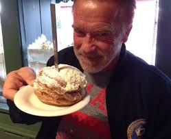 Suka Salad dan Makanan India, Ini Pose Arnold Schwarzenegger Saat Kulineran