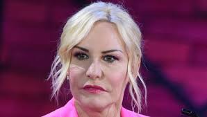 Elegante nel suo completo giacca e pantaloni nero damascato, la rossa cantante. Antonella Clerici Eta Altezza Peso Vita Privata Figli Tutte Le Curiosita Sulla Conduttrice Gossip Italia News