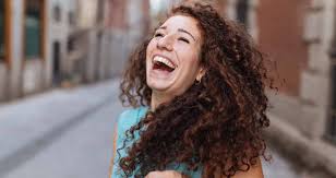 * der haaransatz erhält ein festigendes spray. Locken Frisuren Inspiration Fur Jede Haarlange