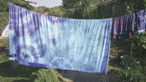 Zu viel batik wirkt schnell unruhig und kann zu augenflimmern führen. Batiken Mit Kindern Kleidung Selbst Gestalten Papajahre