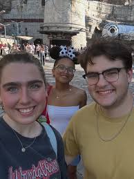 my favorite way to end the week 🎥🐭⭐️