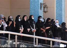انفعل الإعلامي المصري رامي رضوان، أثناء مشاركته في جنازة والدة زوجته، الفنانة دلال عبد العزيز، بسبب تصرف أحد المتواجدين. Yj2hxswx9jwtam