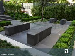 Quelques Bancs En Pierre Bleue Pour Amenager L Espace Exterieur Du Bureau Ils Apportent Quietude Et Zenitude A L Endroit Jardin Banc Blaustein Steine Blau