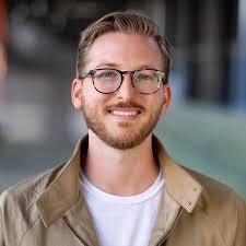 Dennis Hansen's Instagram, Twitter & Facebook