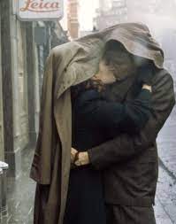 Ralph Fiennes And Julianne Moore In The End Of The Affair Kissing In The Rain Ralph Fiennes Couples