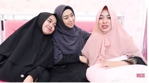 Ayah ria ricis dan oki setiana dewi, sulyanto meninggal dunia pada jumat (4/6). Ria Ricis Tak Hadiri Pemakaman Ayah Oki Setiana Dewi Beri Penjelasan Kumparan Com