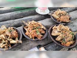 Ada lampion dan 1000 lilin di festival rujak. Di Tengah Pandemi Covid 19 Warung Semok Ikan Gloso Bojonegoro Tetap Ramai Pembeli Beritabojonegoro Com