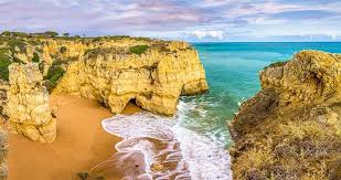 The algarve is actually an incredibly varied and inclusive place that attracts all kinds of visitors including families, backpackers, luxury travellers, walkers, cyclists, surfers, and just about everything. O Saptamana In Algarve Portugalia 215 Euro P Zbor Cazare Travelator