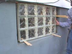 Un mur de briques de verre, c'est une solution efficace pour bénéficier d'une salle de bain lumineuse tout en préservant son intimité. 11 Idees De Pose Brique En Verre Brique En Verre Brique Pave De Verre