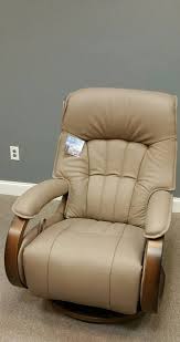 Himolla Mosel Recliner The Adjustable Headrest And Back Support That Allows You To Recline In The Most Comfortable Angle The Mechanism Berjer Koltuk Koltuklar